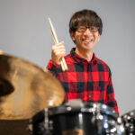 ドラムを担当する村山大輔講師