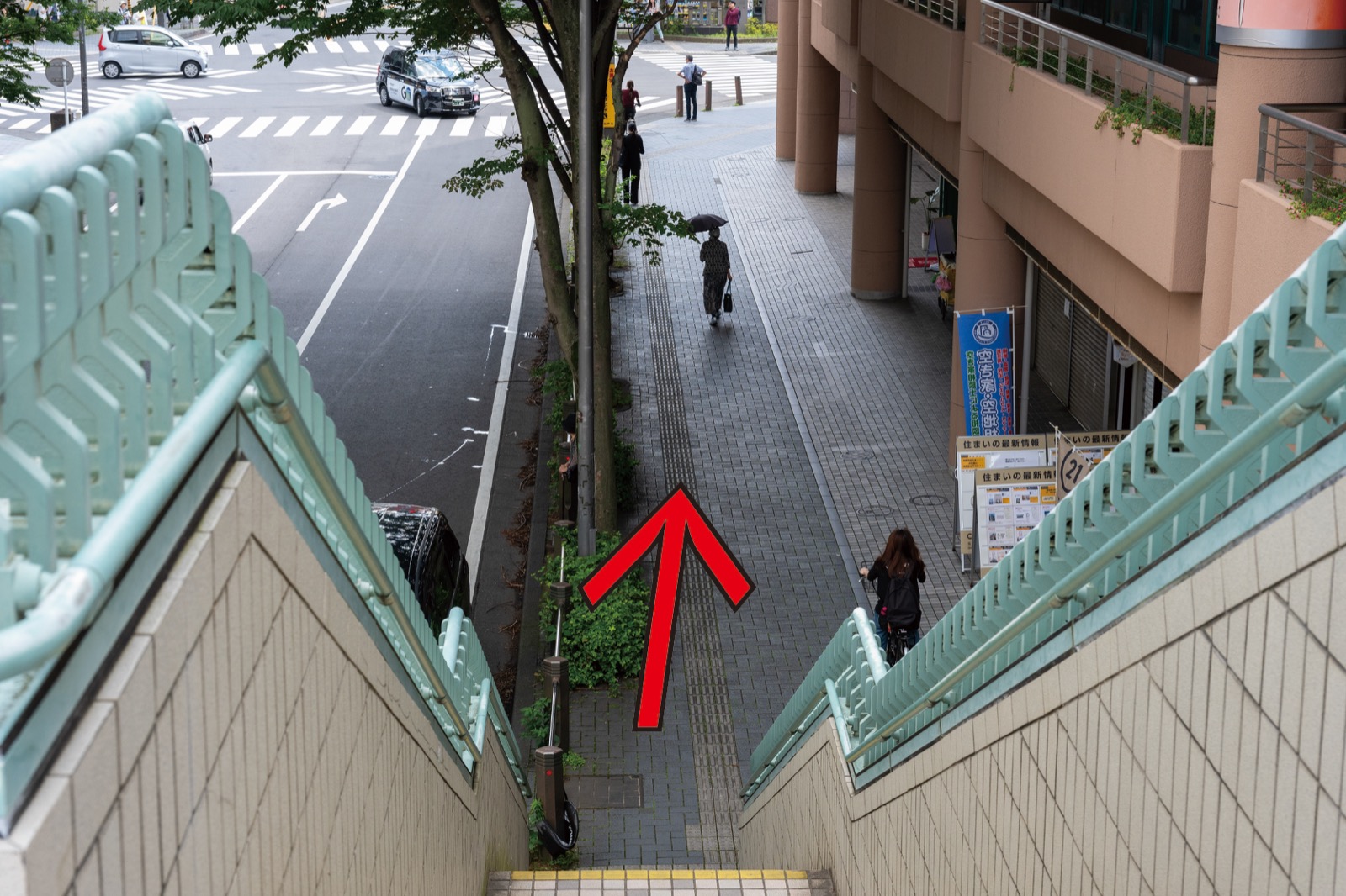 大通り沿いの歩道・Throbberへの道順4
