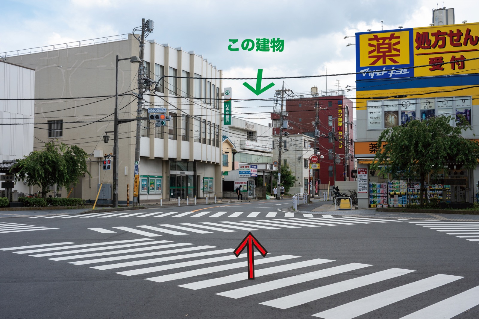 横断歩道と目印の建物・Throbberへの道順5