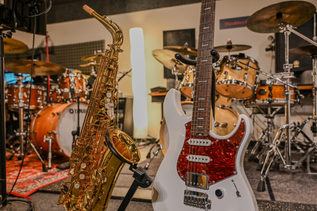 Throbber Music School のスタジオに常設されたサックス・ギター・ドラムセット