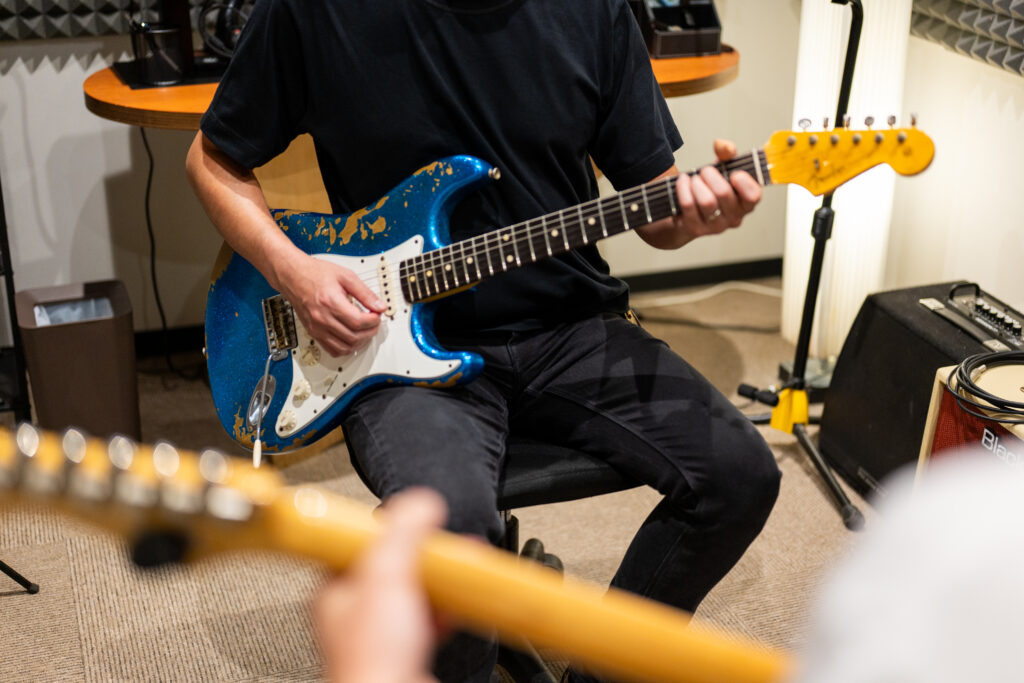 北小金の音楽教室 Throbber Music School でエレキギターのレッスンを受ける様子