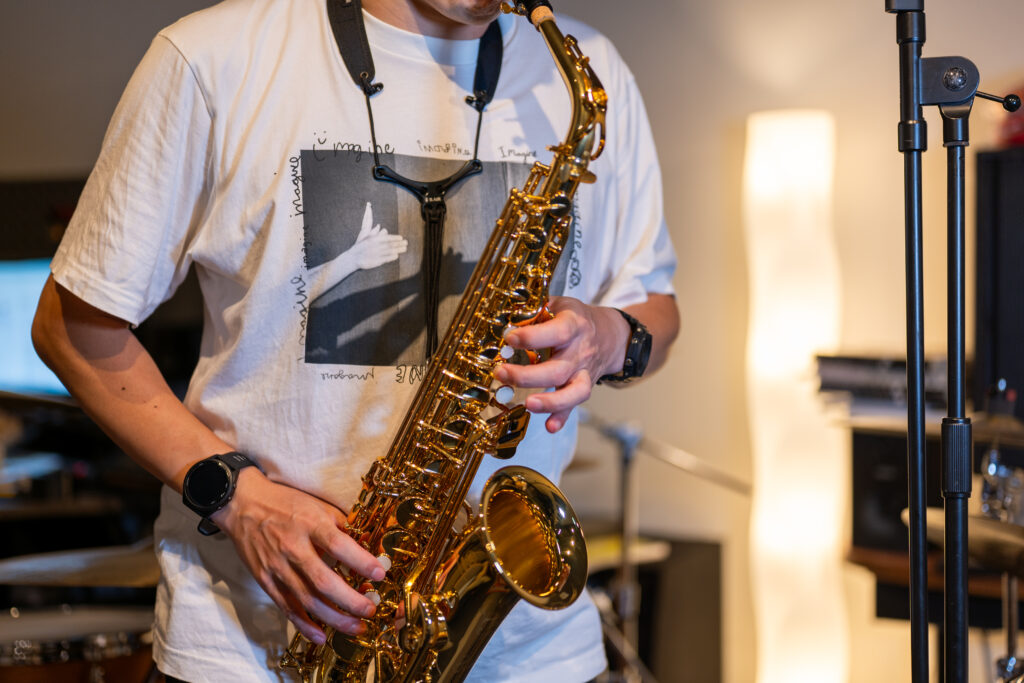 北小金の音楽教室 Throbber Music School でアルトサックスを構える様子
