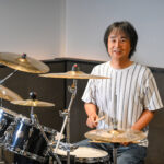 ドラムを担当する滝沢光一講師